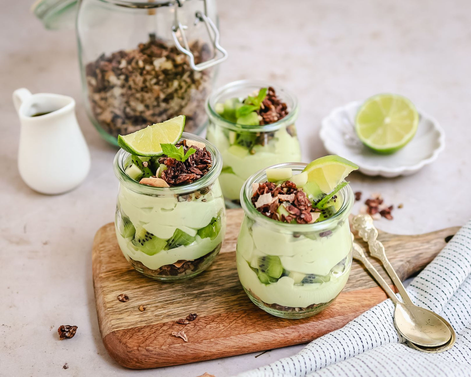 Avocado-Mousse mit Kiwi und Granola