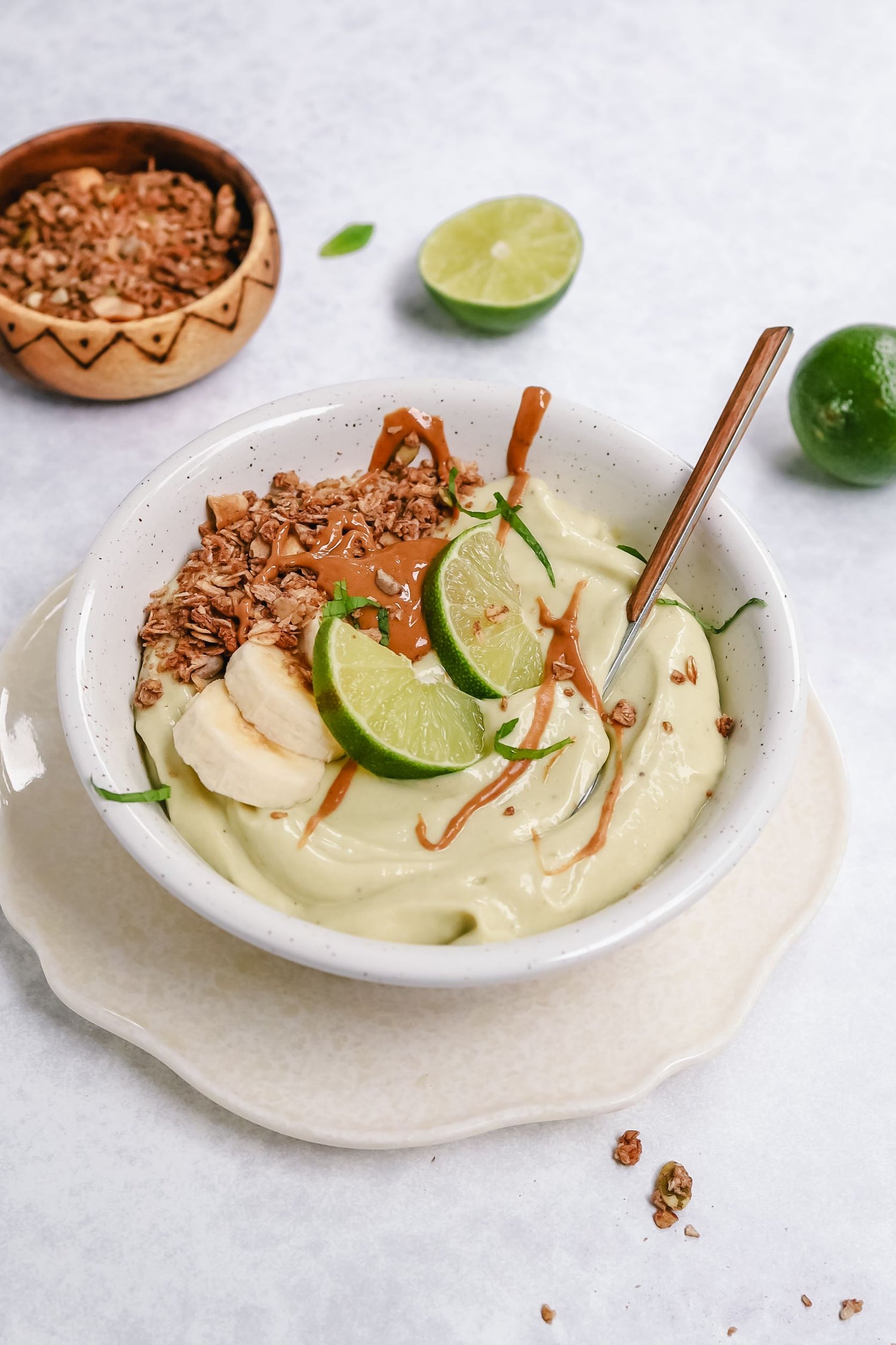 Smoothie Bowl mit Limette und Avocado