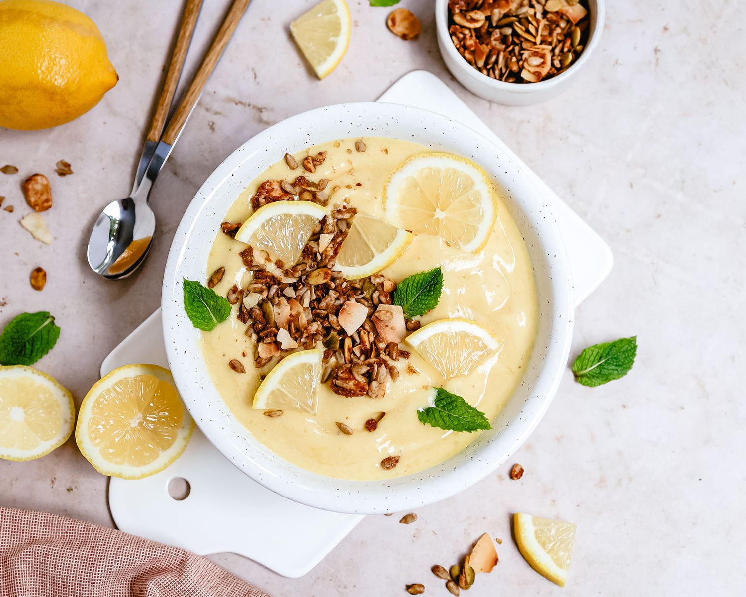 Smoothie-Bowl mit Banane, Ananas und Zitrone