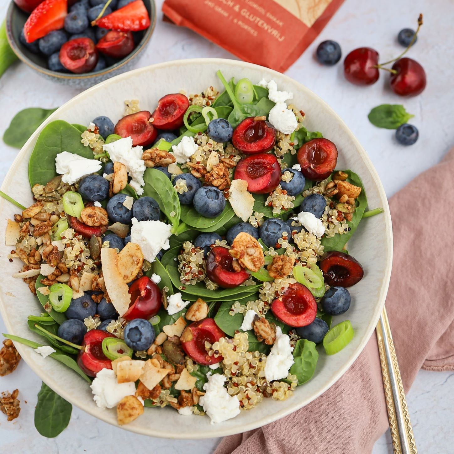 Spinatsalat mit Quinoa, Heidelbeeren, Kirschen und Paleo Mix