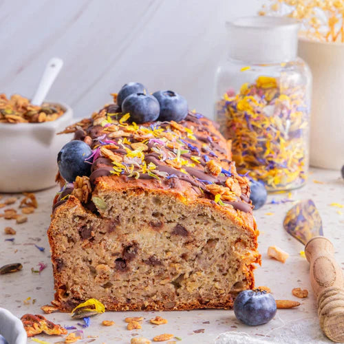 Bananenbrot mit Schokolade, Granola und essbaren Blüten