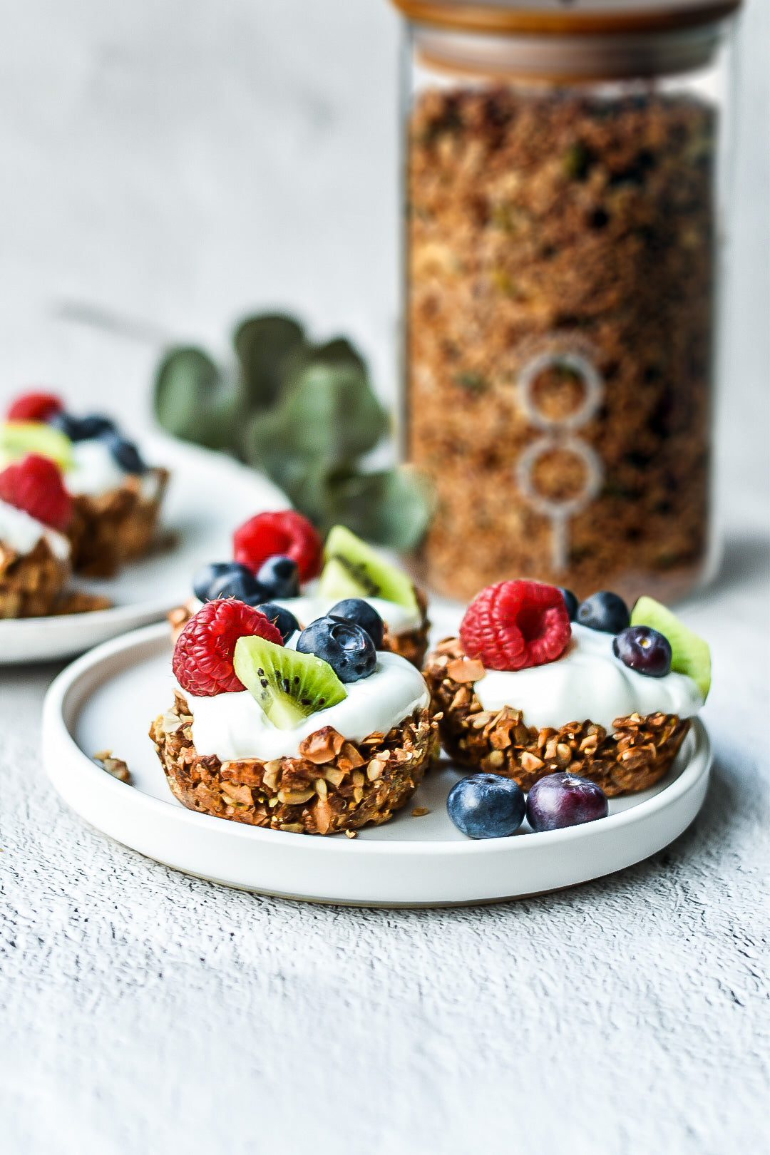 Granola-Cups mit Joghurt und Obst