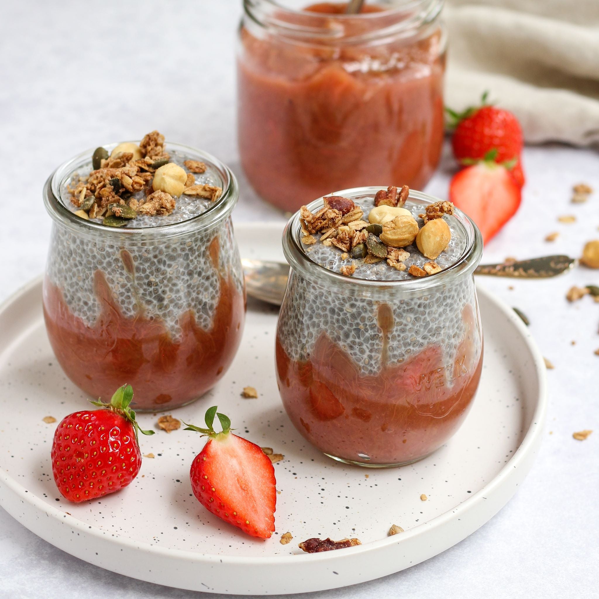 Chia-Pudding mit Rhabarber-Erdbeer-Kompott