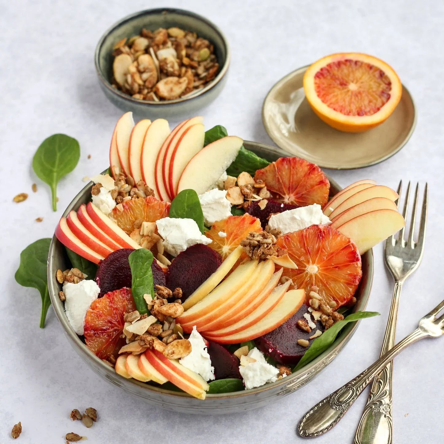 Spinat-Salat mit Apfel, Ziegenkäse und Rote Beete