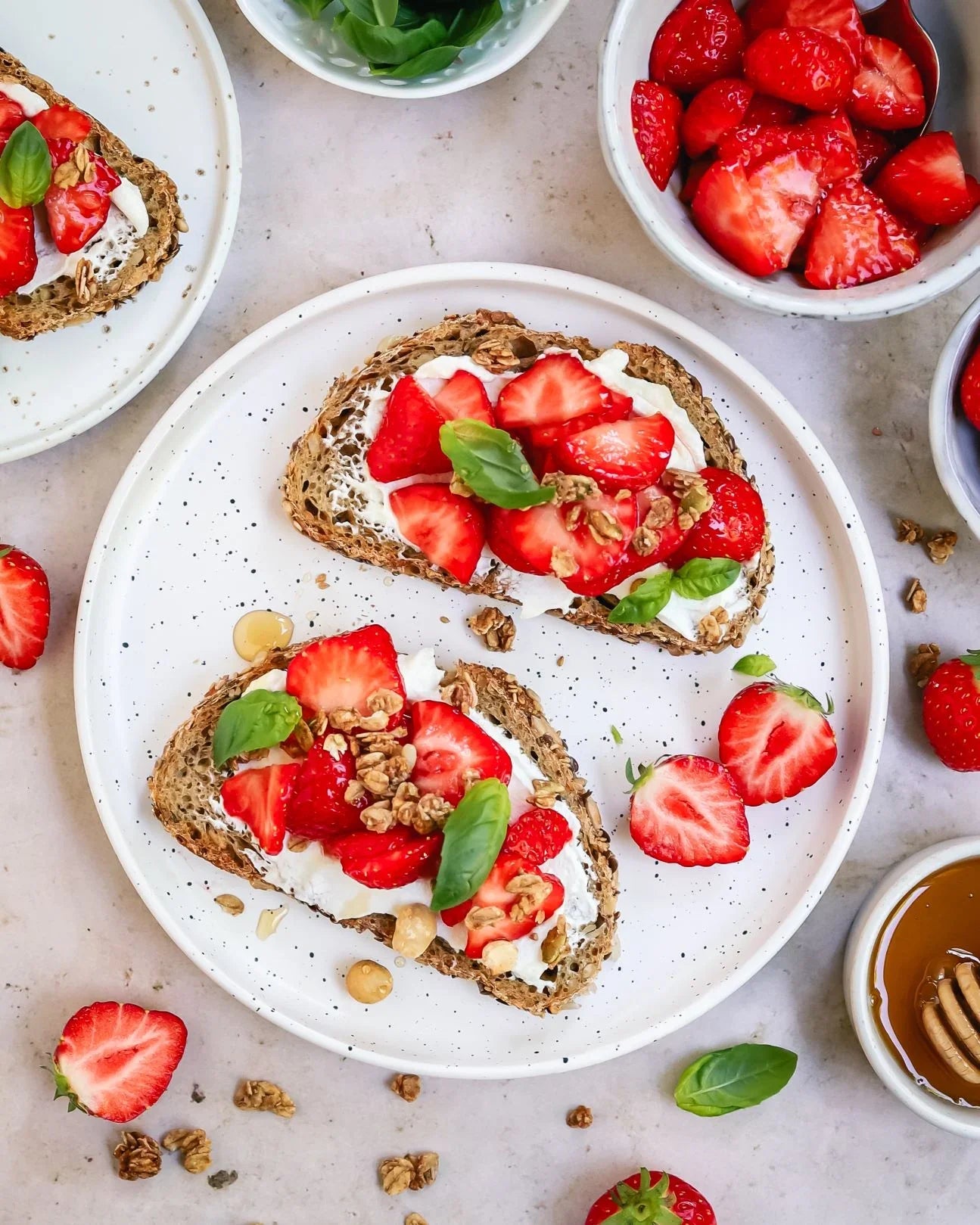 Toast mit Ricotta, Balsamico-Erdbeeren und Granola